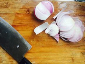 洋葱洗净切成块状备用