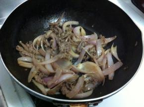 加入适量的料酒，生抽和盐