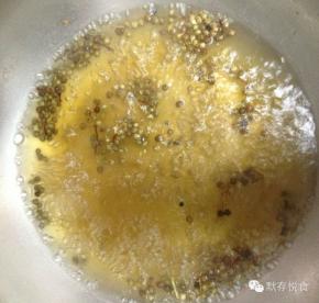 锅内放少许油加热，放入青红椒和花椒炒香