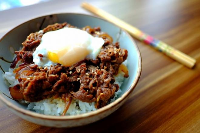 日式温泉蛋牛丼饭