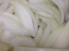 洋葱剥开外皮洗净切丝，肥牛备用