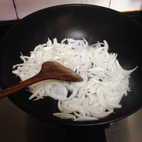 洋葱倒入锅内翻炒至变色变软