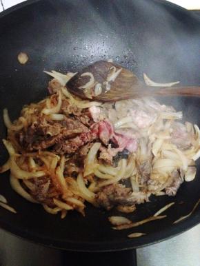 加入肥牛一同翻炒