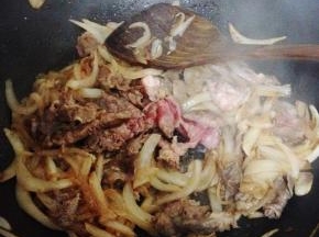 加入肥牛一同翻炒