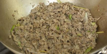 翻入肥牛片，翻炒至肥牛变色