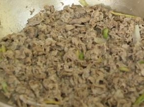 翻入肥牛片，翻炒至肥牛变色