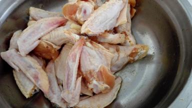 鸡翅清洗干净，倒入料酒，胡椒粉腌制30分钟