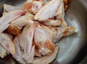 鸡翅清洗干净，倒入料酒，胡椒粉腌制30分钟