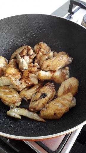 锅内放油，油热放入腌制好的鸡翅煎至双面金黄