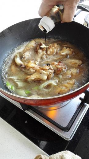 加入没过食材的清水，放入葱花，倒入适量的老抽，翻炒均匀