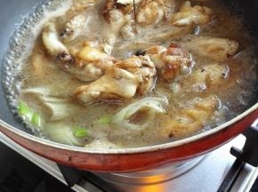 加入没过食材的清水，放入葱花，倒入适量的老抽，翻炒均匀