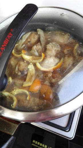 在锅内加入备好的橙皮，盖上盖中火炖至汤汁浓稠