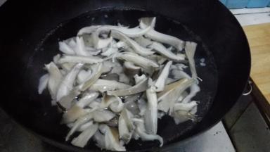 锅内加水煮开，放入平菇焯水