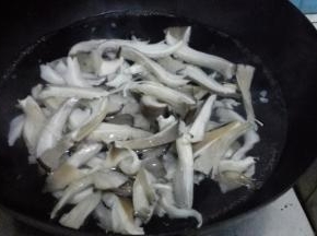锅内加水煮开，放入平菇焯水