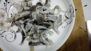 平菇捞出用冷水冲洗，用手挤干水分备用