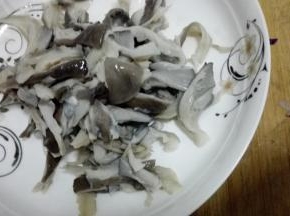 平菇捞出用冷水冲洗，用手挤干水分备用