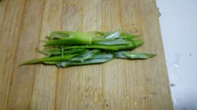 大葱切成条状备用