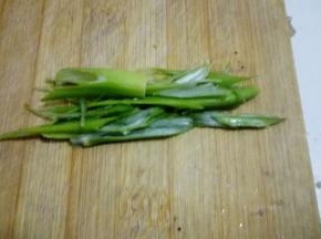 大葱切成条状备用