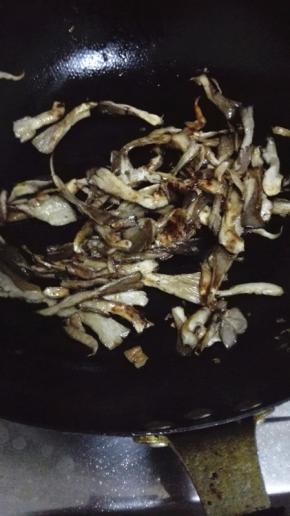 放入适量的生抽翻炒均匀，炒至平菇干爽