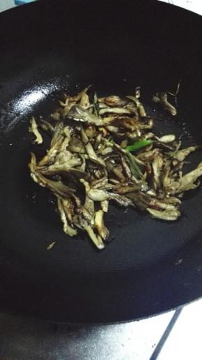 加入葱花翻炒至葱花变软