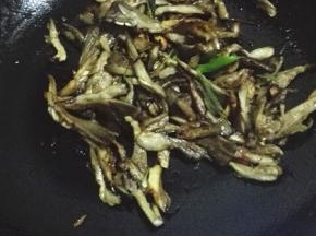 加入葱花翻炒至葱花变软