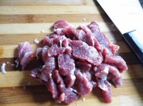 牛里脊洗净切成薄片，用适量的淀粉，盐和料酒抓拌均于，腌制20分钟