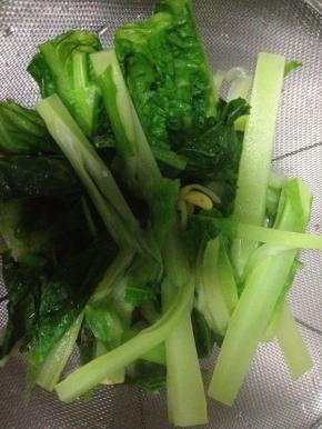 莴笋洗干净，切成小段备用