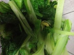 莴笋洗干净，切成小段备用