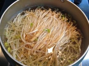 豆芽和金针菇去根洗净备用