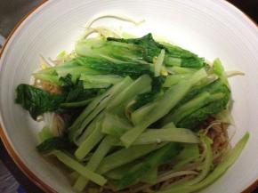 莴笋烫熟放在豆芽和金针菇上