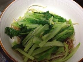 莴笋烫熟放在豆芽和金针菇上