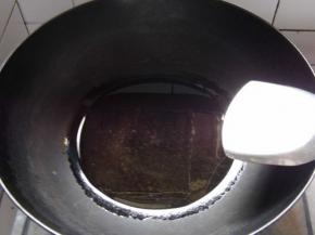 锅内放油，油热之后放入姜蒜爆香