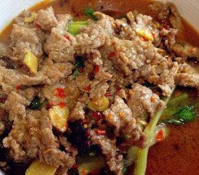 放入牛肉片烫熟即可，将牛肉片和汤倒入碗内