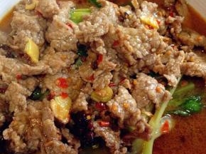 放入牛肉片烫熟即可，将牛肉片和汤倒入碗内