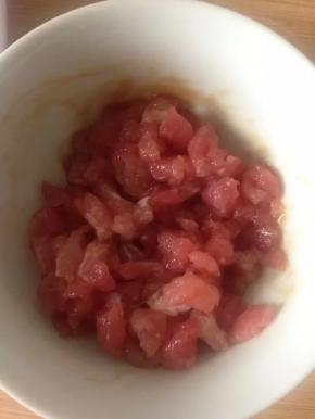 切好的牛肉放入料酒，生抽，淀粉和食用油搅拌均匀，腌制20分钟