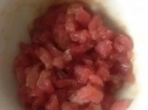 切好的牛肉放入料酒，生抽，淀粉和食用油搅拌均匀，腌制20分钟