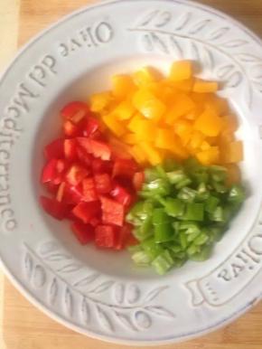 三色椒洗净切成丁状备用