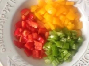 三色椒洗净切成丁状备用