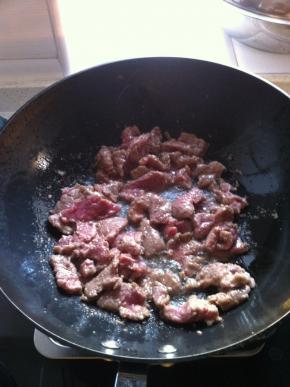 热锅冷油，放入腌制好的牛肉大火炒至变色