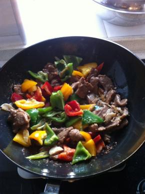 倒入切好的三色椒，炒至表面微微变色