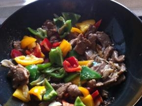 倒入切好的三色椒，炒至表面微微变色