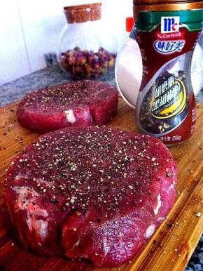 用盐和黑胡椒涂抹牛里脊，腌制1个小时以上