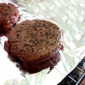 烤箱220度预热，托盘上用锡纸铺上，放上煎好的牛里脊，表面涂上盐和黑胡椒