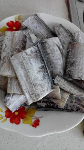 带鱼处理之后清洗干净备用