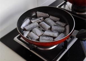 锅内放油，油热放入带鱼，小火煎至双面金黄，捞出备用