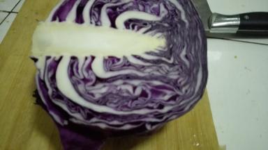 紫甘蓝切开一半备用