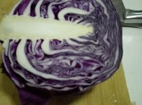紫甘蓝切开一半备用
