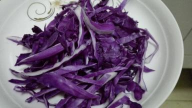 紫甘蓝切成细丝，用清水冲洗干净