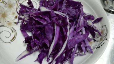 放入少许的盐和汤腌制10分钟，将逼出的水分倒出