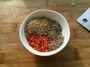 准备好芝麻，孜然和辣椒面